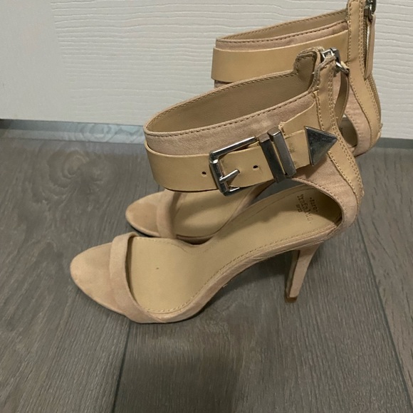 Nude Zara heels in size 36. Have been worn a few times. Super comfortable! - Picture 1 of 4